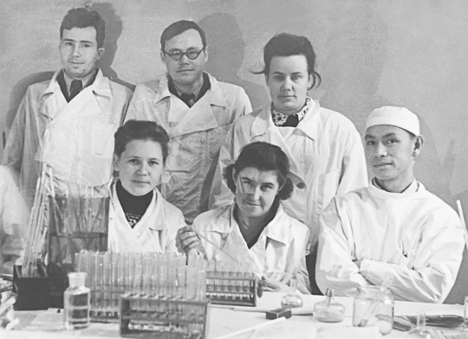 1952, Gu Fangzhou (first person on the right) and his fellow students at the Institute of Virology, Academy of Medical Sciences, USSR Source: The Paper