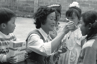 May 19, 1987: Children in Yunnan Province taking sugarcoated polio vaccine for free. The live polio vaccine produced by the Institute of Medical Biology under the Chinese Academy of Medical Sciences located in Yunnan Province has accounted for three-quarters of the national output. Source: Xinhua